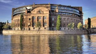 Exemplul de urmat! Tara in care politicienii NU au privilegii, doar responsabilitati. Transparenta si zero coruptie. Reteta succesului