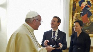 Papa Francisc face istorie. S-a intalnit cu seful Facebook. Mark Zuckerberg i-a aratat solutia sa pentru internet in zone izolate
