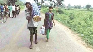 Imagini dramatice din India. Un barbat a fost nevoit sa isi duca sotia moarta in brate mai bine de 10 km. Fiica sa in varsta de 12 ani l-a insotit