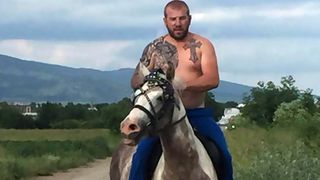 Fotografiile postate de un bulgar i-a infuriat atat de tare pe jihadisti, incat a devenit tinta lor principala. ISIS a pus o recompensa de 38.000 de lire sterline pentru uciderea lui