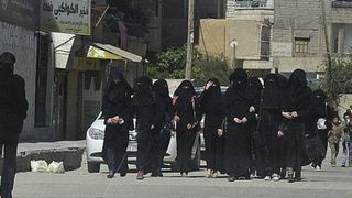 Jihadistii de la ISIS au interzis si ei burqa! Decizia a venit dupa ce mai multi comandanti au fost ucisi de femei cu fetele acoperite!