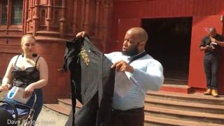 Musulmanul care a tipat pe strada la o femeie fiindca purta blugi mulati a ajuns in fata judecatorilor. Cum arata sotia lui