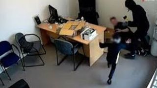 Cel mai curajos copil. O fetita de 6 ani incearca sa opreasca un hot inarmat cu un topor