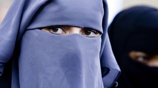 Violentele impotriva femeilor musulmane se inmultesc. Doi barbati au lovit in burta o femeie insarcinata pentru ca purta niqab