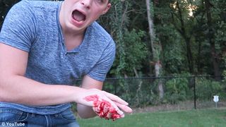 Trebuia sa taie fructe cu sabia, dar si-a taiat degetele. O filmare pentru Youtube a avut un sfarsit tragic