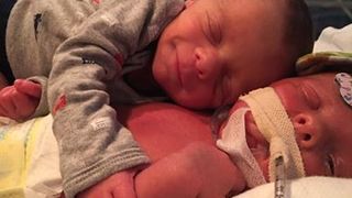 Parca a simtit tragedia care a urmat. Imaginea cu doi bebelusi gemeni imbratisati a devenit virala pe internet. Povestea cumplita din spatele fotografiei iti va rupe sufletul