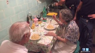 Oamenii sunt inca frumosi! Scene emotionante intre 4 politisti si un cuplu de batranei. Ofiterii le-au gatit celor doi, dupa ce i-au gasit plangand in casa de singuratate