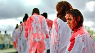 Mai multi spectatori au lesinat la Festivalul de Film de la Toronto. Scenele de canibalism din "Grave Raw" au fost prea mult pentru unii dintre spectatori, care au avut nevoie de ajutorul medicilor