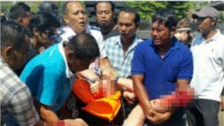 Doua persoane au murit, iar alte 14 au fost ranite, dupa ce barca in care se aflau 35 de turisti a explodat. Barca trebuia sa ii transporte pe acestia din Bali la Insulele Gili