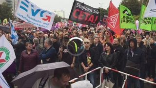 Sute de mii de persoane au protestat &icirc;n marile oraşe europene faţă de acordurile de liber schimb transatlantice VIDEO