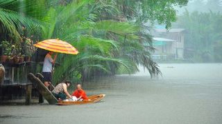 Thailanda: Cel puţin zece persoane şi-au pierdut viaţa, după ce o ambarcaţiune cu turişti s-a răsturnat pe un r&acirc;u