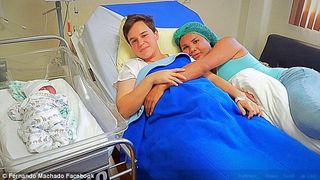 Un barbat a nascut un bebelus dupa ce a ramas "insarcinat" cu iubita lui. Copilul este perfect sanatos si parintii isi mai doresc inca un fratior