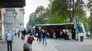 Un roman este cercetat in Italia dupa ce a blocat un autobuz, pe motiv ca ar exista o bomba. De fapt, barbatul voia sa prinda doi imigranti care nu au platit consumatia din barul sau