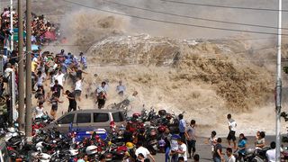 Momentul terifiant in care un val urias spulbera toti turistii de pe faleza. Tragedia a fost filmata