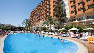 O femeie a fost arestata dupa ce si-a lasat fiul singur in camera de hotel pentru a merge la o petrecere