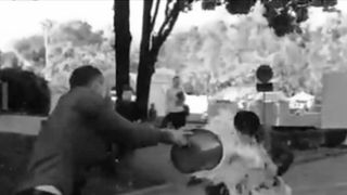 Protestatar "excentric". A aruncat o găleată cu lapte pe ministrul moldovean al Finanţelor