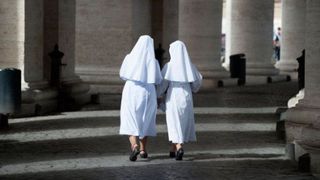 Doua maicute au cazut in pacatul capital. S-au indragostit si au decis sa se casatoreasca. Cum a reactionat Vaticanul