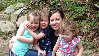 A refuzat sa isi vaccineze fiicele, iar micutele au contactat un virus mortal. Drama unei mame care si-a dorit sa fie altfel decat alte mame: "Am facut o greseala uriasa"