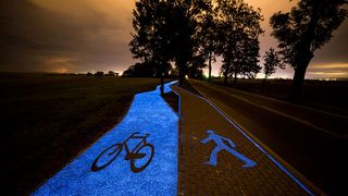 Polonia are cea mai stralucitoare pista pentru biciclete. Arata fantastic si se incarca cu energie solara