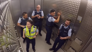 Cativa politisti au facut un adevarat show intr-un lift! Videoclipul a devenit viral pe internet