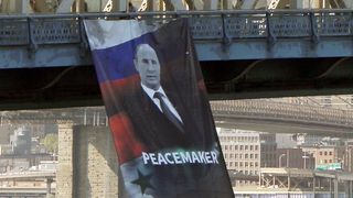 Un banner imens cu Vladimir Putin a fost amplasat pe Podul din Manhattan. Politia din New York a deschis o ancheta