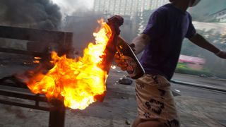 Atac cu cocktailuri Molotov in Franta! 4 politisti au fost raniti