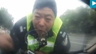 Un politist a fost tarat 2 kilometri pe capota unei masini. A vrut sa il opreasca pentru un control de rutina, dar soferul a accelerat