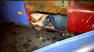 Politistii de frontiera din Slovacia au descoperit imigranti ascunsi in rezervoarele camioanelor. Peste 300 de persoane au ajuns in Europa in acest fel