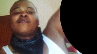 Crima ingrozitoare! Si-a decapitat mama si si-a facut un selfie cu capul ei. Avocatii tanarului de 26 de ani sustin insa ca e nevinovat. Care e explicatia lor