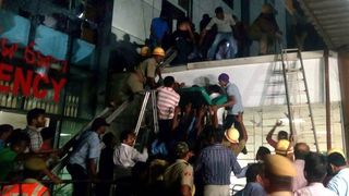 VIDEO India: Tragedie infioratoare, dupa ce un incendiu a izbucnit intr-un spital. Cel putin 20 de morti si peste 100 de raniti in stare critica