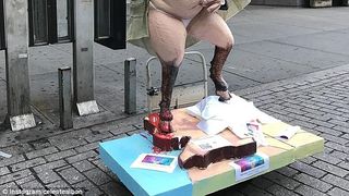 Statuia lui Hillary Clinton goala, alaturi de "un bancher de pe Wall Street" a starnit revolte pe strazile din New York