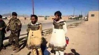 S-au facut de rusine in toata lumea. Teroristii au ajuns bataia de joc a autoritatilor. Au fost fotografiati in haine de femeie, in timp ce incercau sa fuga din Mosul