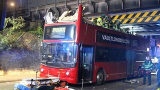 Accident cu zeci de răniţi la Londra, după ce un autobuz supraetajat a intrat &icirc;ntr-un pod
