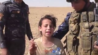 Momentul emotionant in care o fetita de 10 ani este salvata de soldatii irkaieni: &bdquo;Credeam ca nu mai ajungeti&rdquo;. Luptatorii au fost impresionati pana la lacrimi de povestea ei
