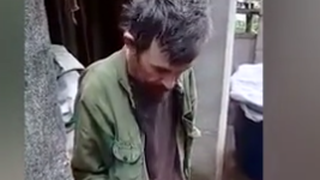 Un barbat de 36 de ani a fost eliberat, dupa ce a fost gasit legat de pat, in subsolul tatalui sau. Acesta era captiv de cel putin 20 de ani