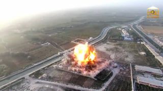 O drona a surprins un atac sinucigas. Pe filmare apar momentele in care o masina explodeaza in timp ce intra in niste cladiri guvernamentale