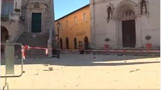 Mai multe clădiri, inclusiv două biserici, s-au prăbuşit peste oameni &icirc;n urma seismului, spun martori