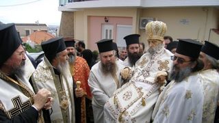 Episcop mort, plimbat pe strazi la la parada. Trupul lui a fost urcat pe un tron aurit