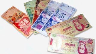 Efectul inflaţiei din Venezuela: oamenii nu mai numara banii, ci ii cantaresc.