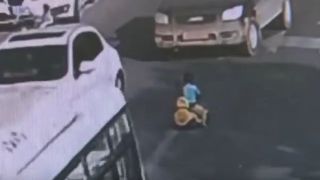 Un baietel de un an a fost surprins mergand cu o masina de jucarie in mijlocul unei strazi aglomerate! Micutul isi cauta mama. Cum s-a terminat totul