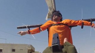 Video socant facut public de brutele ISIS: Prizonieri rastigniti, ucisi de copii