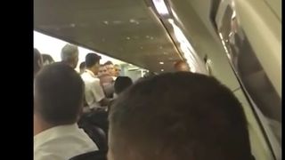 Scandal monstru la 9.000 metri altitudine. Pilotii au cerut aterizarea de urgenta dupa ce mai multi romi s-au luat bataie