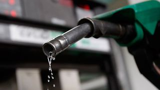 Preţul petrolului american scade cu peste 4% pe fondul avansului lui Trump &icirc;n faţa lui Clinton &icirc;n alegeri