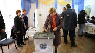 Peste trei milioane de alegatori din Republica Moldova sunt asteptati la urne. Igor Dodon: "Voi castiga cu o diferenta mare". Maia Sandu: "Daca alegerile vor fi corecte, noi vom invinge"