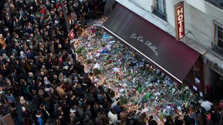 Un an de la atacurile sangeroase de la Paris. Francezii au aprins zeci de lumanari in memoria victimelor. Sting a concertat in sala Bataclan