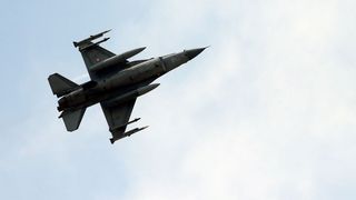 Un avion rus de lupta s-a prabusit in Marea Mediterana in timp ce incerca sa aterizeze pe portavionul Amiralul Kuznetov. Ministerul rus al Apararii a confirmat informatia