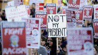 Mii de studenti americani continua protestele anti-Trump. Protestatarii au ocupat strazile din mai multe metropole si scandeaza: "Nu este presedintele meu"