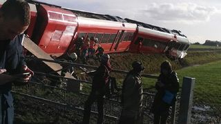 Raniti in Olanda. Un tren a intrat din plin intr-un camion, ramas blocat pe sine