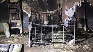 Camera unei adolescente a fost distrusa complet de un incendiu! Totul a pornit de la un telefon lasat la incarcat peste noapte