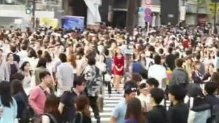 Daca vi se pare ca intersectiile din Capitala sunt haotice, inseamna ca nu ati vazut-o pe cea din Tokyo. E de necrezut cum traverseaza oamenii